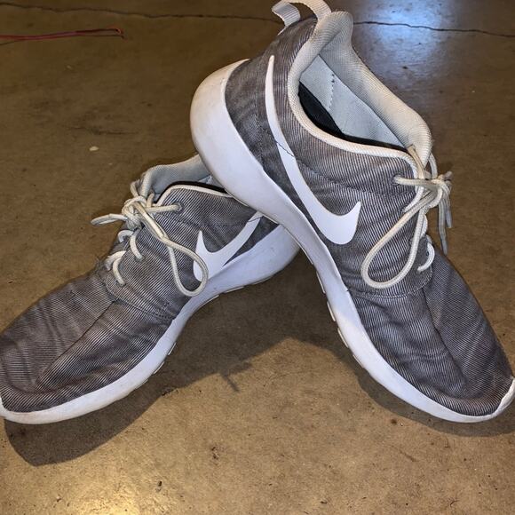 Nike Roshe Run grey shoes - Picture 1 of 5